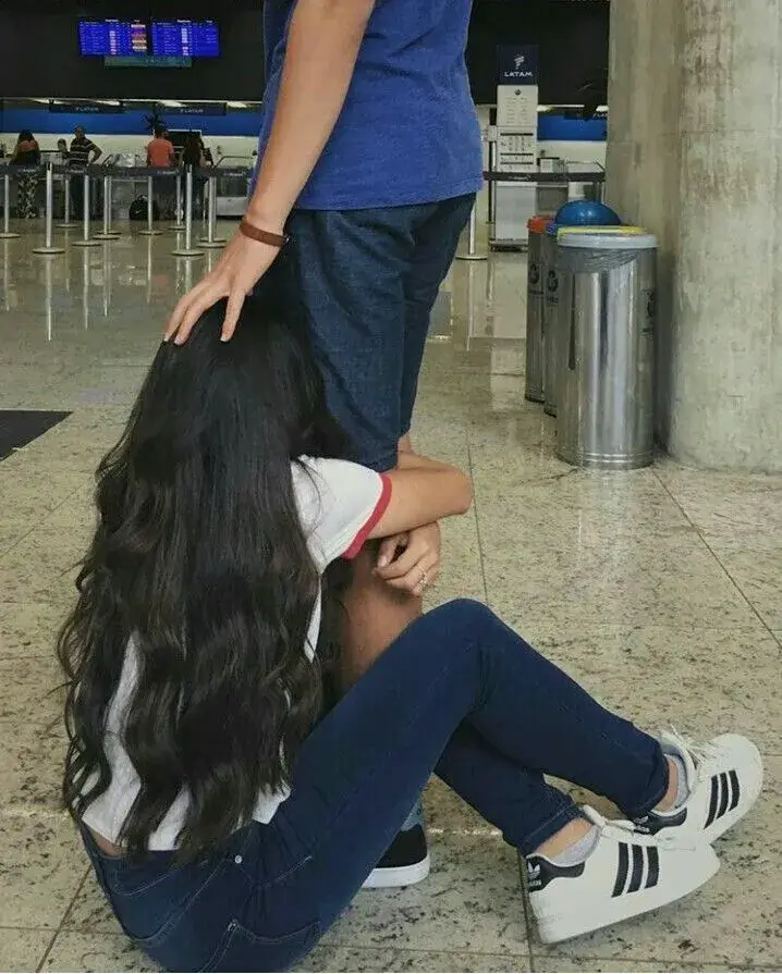 Hình meme hài người xin xỏ ôm chân nhẹ nhàng dễ thương.