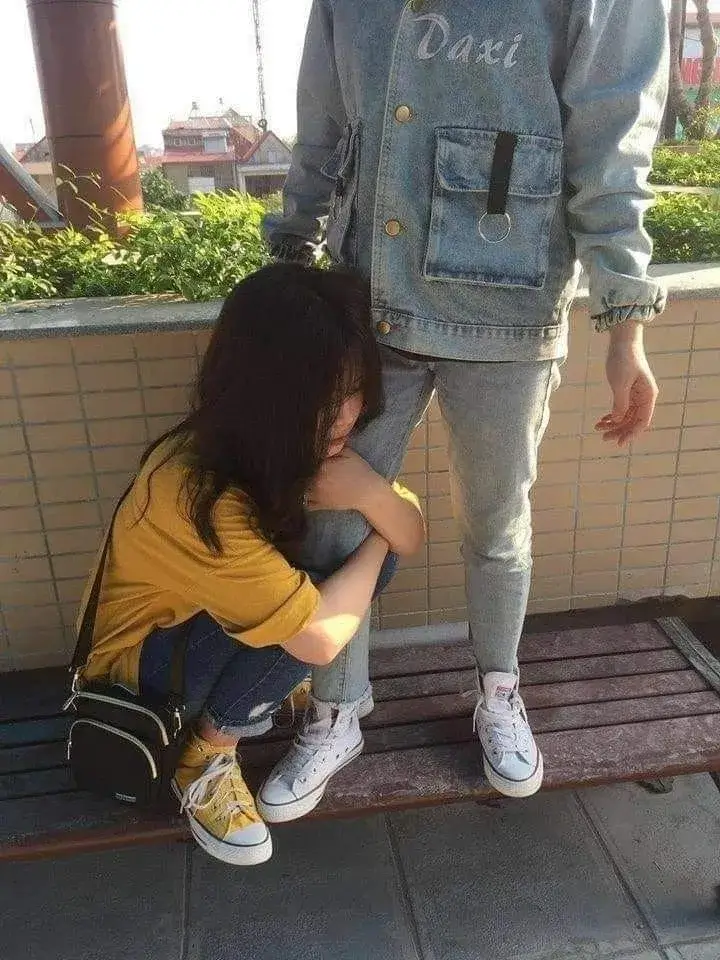 Ảnh chế người đeo bám chân tạo cảm giác buồn cười thân mật.