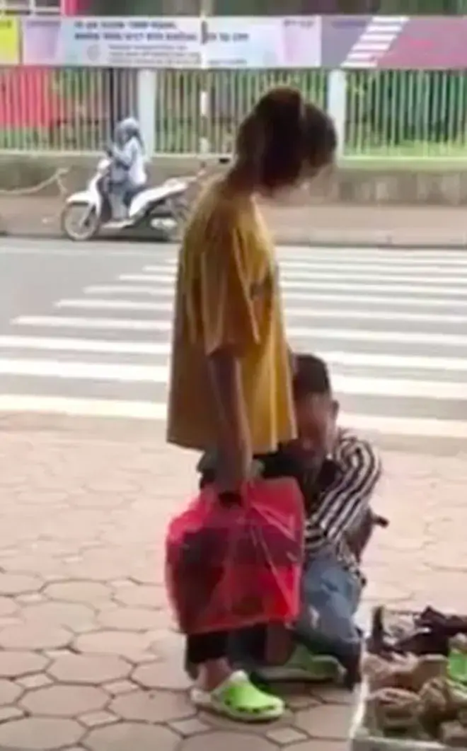 Meme ôm chân bạn bè diễn tả khoảnh khắc thân mật trêu đùa.