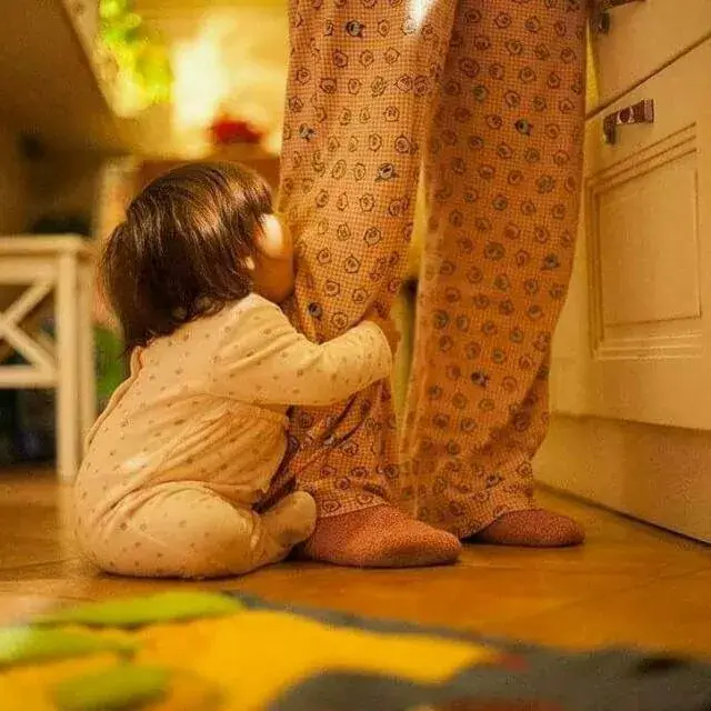 Ảnh chế người cầu xin ôm chân trong tư thế buồn cười.