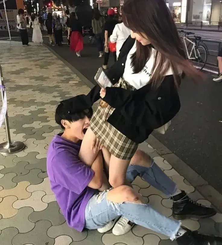 Meme ôm chân idol khiến dân mạng cười nghiêng ngả.