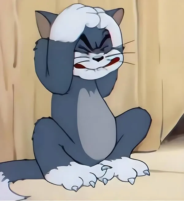 Mèo Tom ôm đầu đau đớn