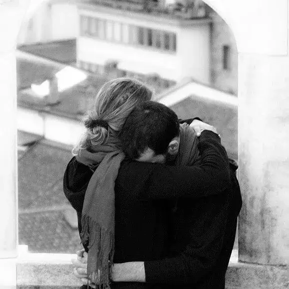 Meme hài đôi trẻ ôm nhau say đắm giữa công viên