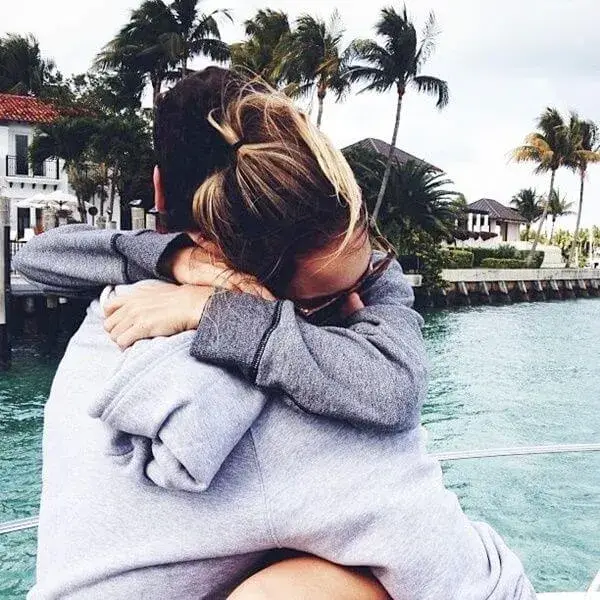 Ảnh vui vòng tay ấm trong khoảnh khắc đầy ngọt ngào