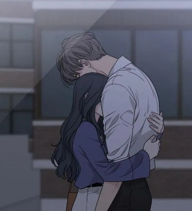 Ảnh vui cái ôm vụng về nhưng chân thành