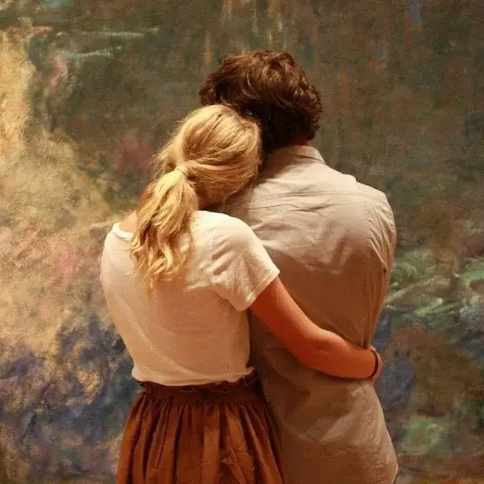 Meme vui khoảnh khắc ngượng ngùng khi ôm crush