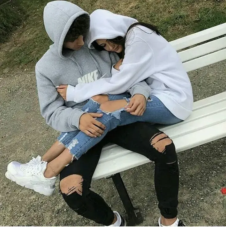 Meme ôm người yêu: Khi yêu thương được nói bằng vòng tay