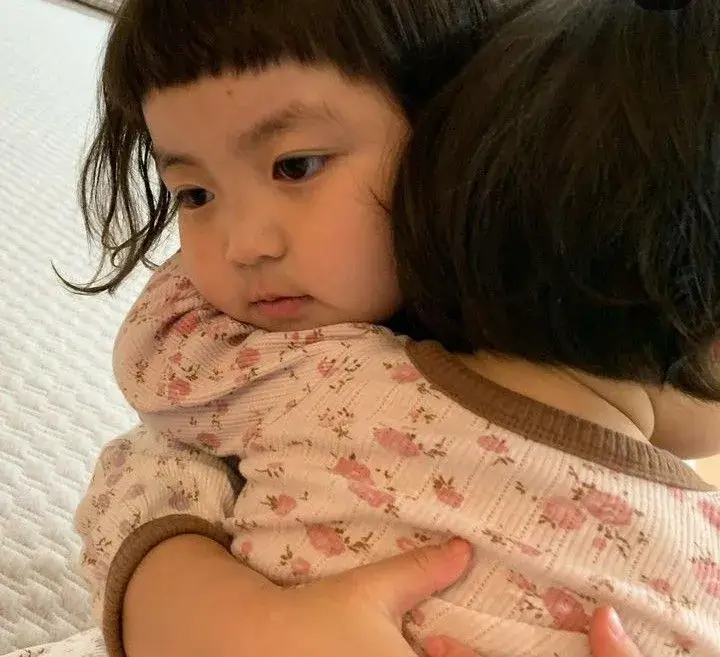 Ảnh vui ôm nhau giữa ký ức tuổi trẻ dịu dàng