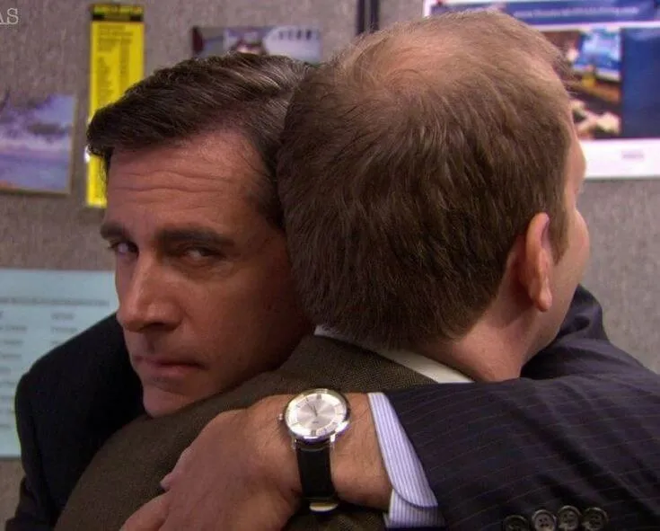 Ảnh chế đôi trẻ ôm nhau giữa phố đông người