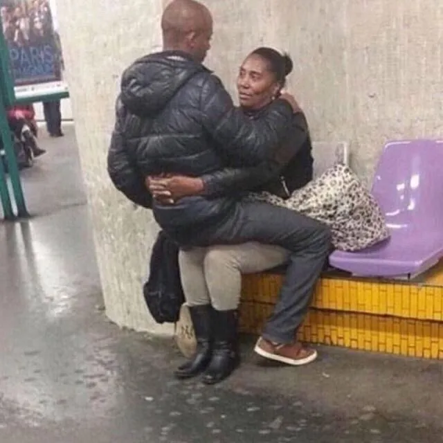 Meme ôm vỗ về bạn thân giữa đêm mưa lạnh