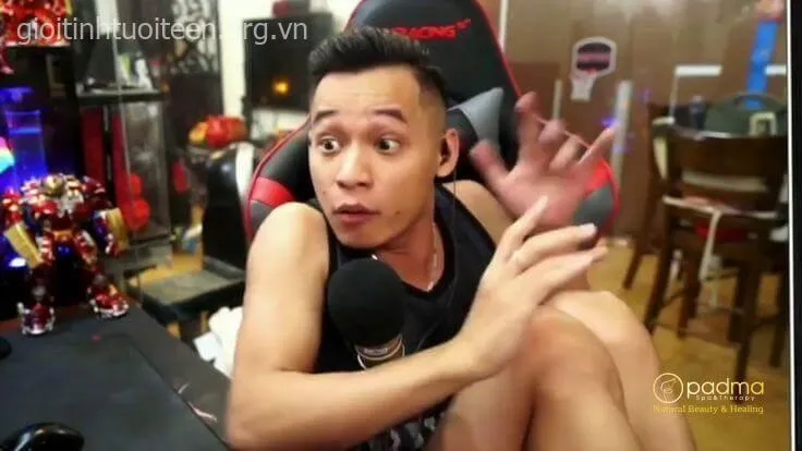 Meme chế Độ mixi run rẩy khi đang xem phim ma mà đèn chớp