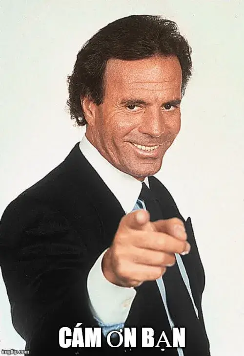 Khuôn mặt cảm kích, ánh mắt ấm áp.