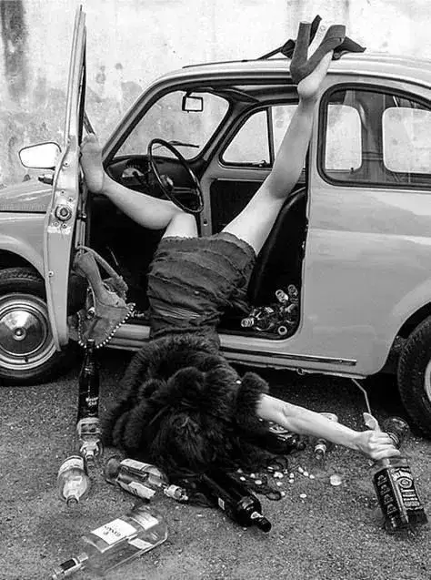 Cô gái nhậu say tới nỗi ngã sóng xoài