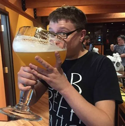 Hình ảnh bạn nhậu cười phá, nâng chai bia troll bạn.