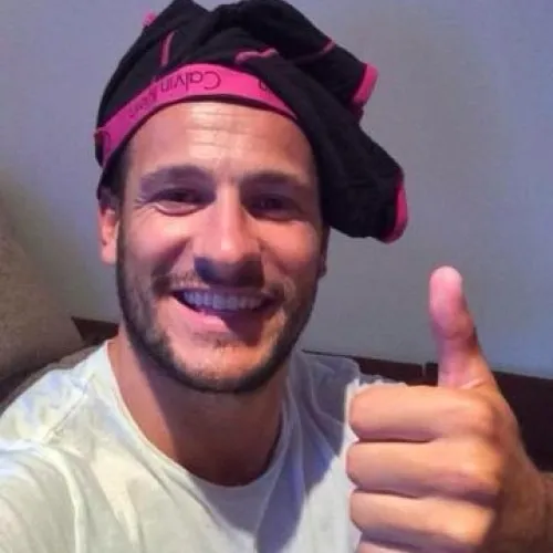 Hình troll bạn thân với caption “đội quần luôn rồi”.