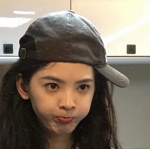 Ảnh hài biểu cảm trề môi mang thần thái khinh khỉnh khó lẫn