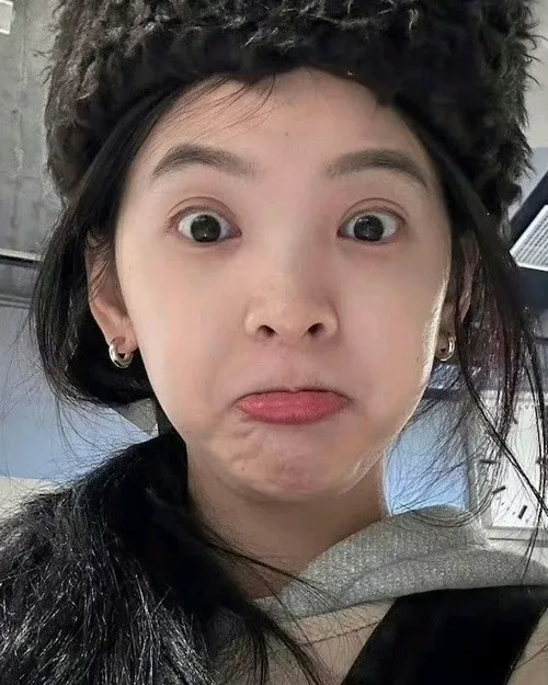 80+ Meme Bĩu Môi chê bai hài với gương mặt trề môi chảnh chọe khinh thường