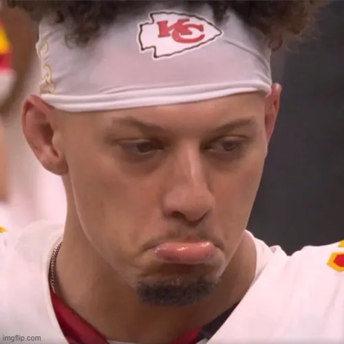 Meme hài cong môi “tôi không thèm quan tâm” chuẩn thái độ