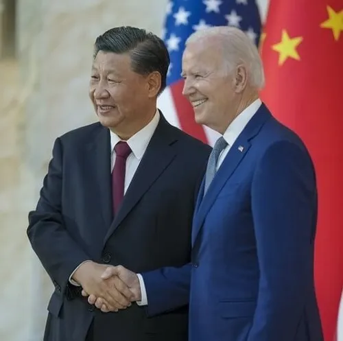 25 Meme bắt tay hai người đồng minh bất đắc dĩ cực hợp cảnh.