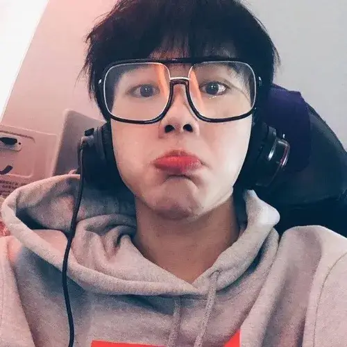 Meme bĩu môi thể hiện thái độ khinh thường nhẹ nhàng mà sâu cay