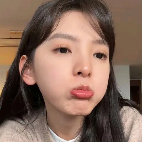 Meme vui môi cong thể hiện sự coi thường tinh tế