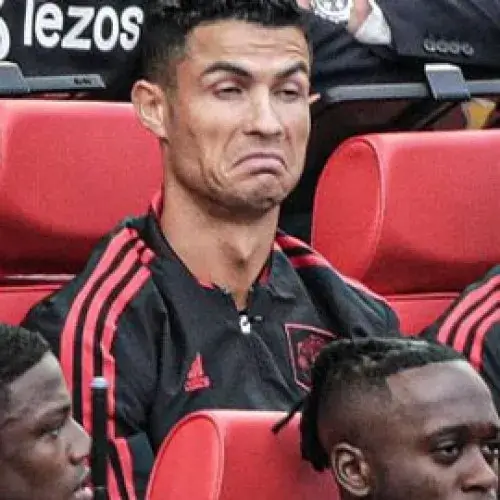 Meme chế môi cong “queen” dùng để phản ứng kiểu sang trọng