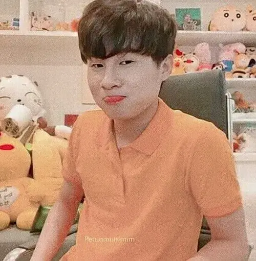 Meme vui môi cong tinh tế đáp lại lời nói không đáng nghe