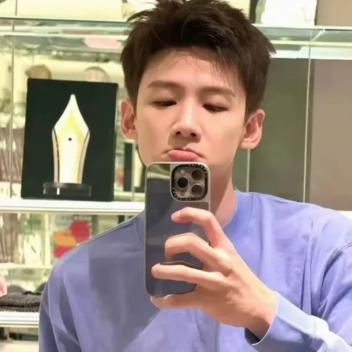 Ảnh meme bĩu môi làm dáng trước gương chụp ảnh selfie