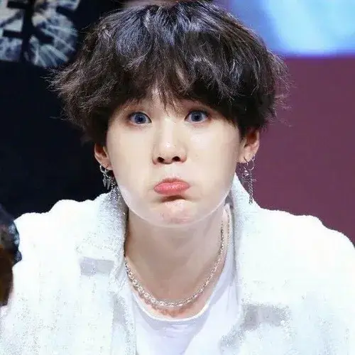 Meme chế chu môi phản ứng “chán đời” cực hợp hội GenZ