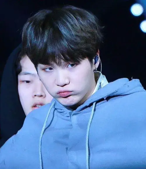 Ảnh chế khuôn mặt cong môi sang chảnh mang thần thái lạnh