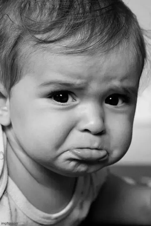 Hình meme chề môi hài hước trong tình huống “tôi không quan tâm”