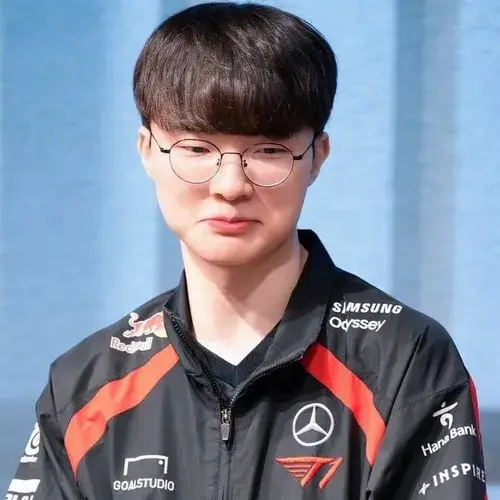 Ảnh troll biểu cảm chề môi chua cay pha chút tự tôn