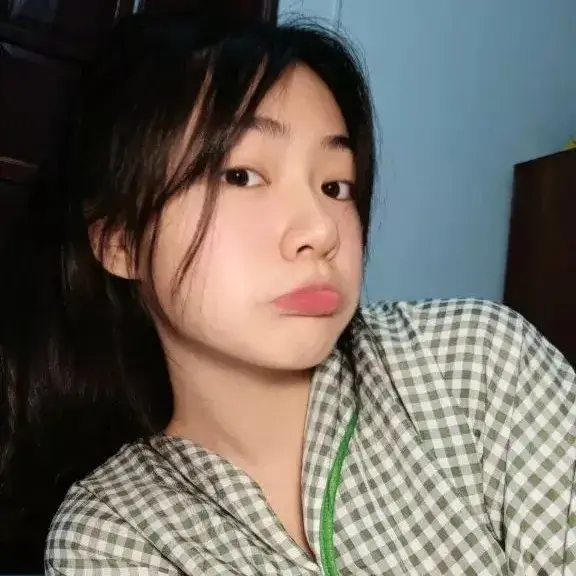 Hình chế môi nhếch nửa miệng pha chút kiêu kỳ sang chảnh