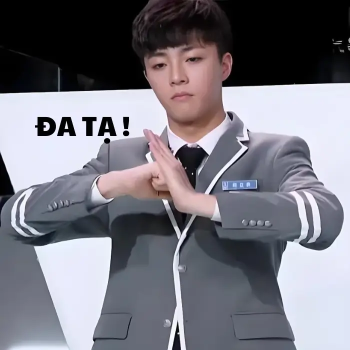 Meme Đa tạ tiền bối pha chút nghiêm nghị trong khung cảnh cổ