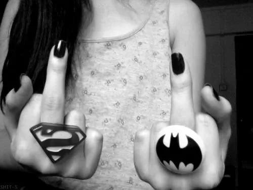 Meme chế ngón giữa chọc phá trong sáng