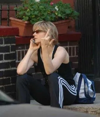 Ảnh troll ngón tay thối làm ai bật cười