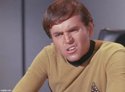 Ảnh hài khuôn mặt trống rỗng nhưng ánh mắt đầy thắc mắc