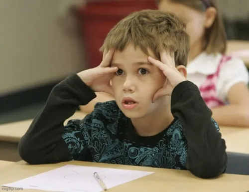 Meme biểu cảm chống cằm đầy suy tư giả tạo