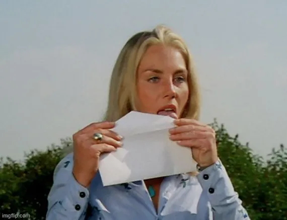 Meme hài lè lưỡi mắt sáng rực trông cực sinh động