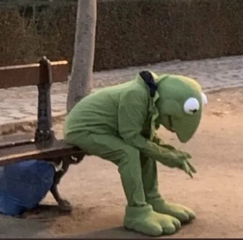 Ảnh meme nụ cười gượng giữa áp lực công việc