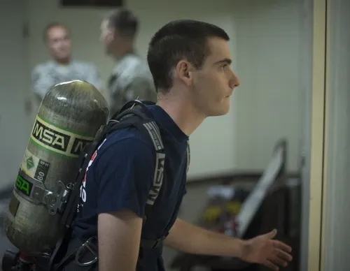 Ảnh vui bình oxy minh họa trạng thái “cháy pin” của dân mạng