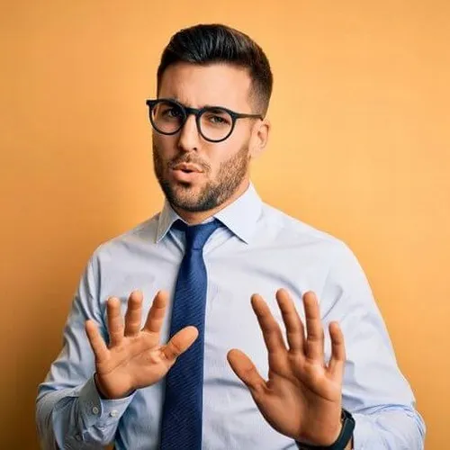 Ảnh hài thái độ lạnh nhạt thể hiện rõ sự bất đồng