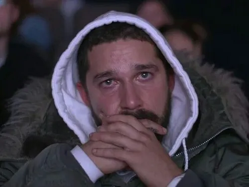 Ảnh buồn rầu chiếc bóng trải dài qua lối nhỏ.