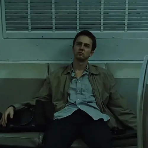 Meme xúc động bóng người lặng đứng dưới ánh đèn vàng.