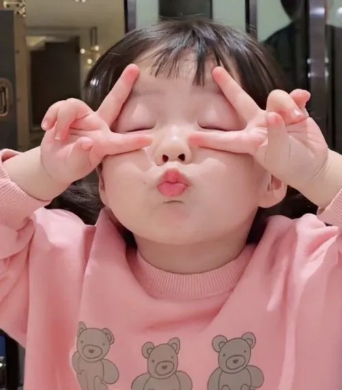 Ảnh chế em bé làm nũng nhẹ, đáng yêu khó cưỡng