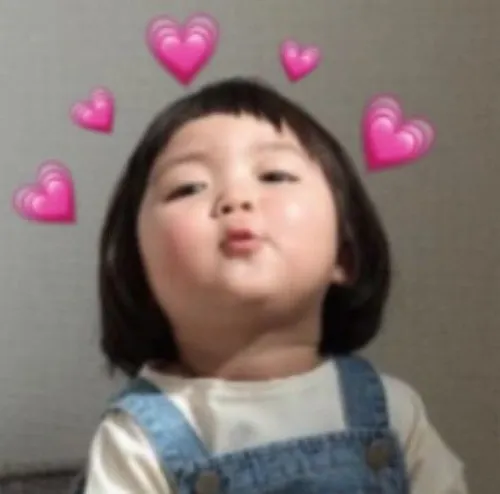 Hình vui hôn nhẹ biểu đạt tình cảm một cách tinh tế.