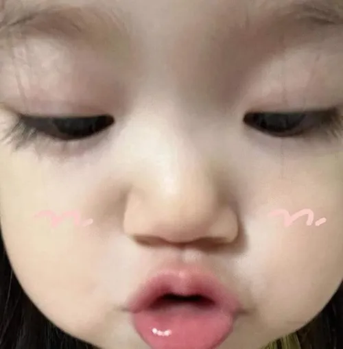 Meme hôn idol gợi cảm xúc fan hâm mộ siêu dễ thương.