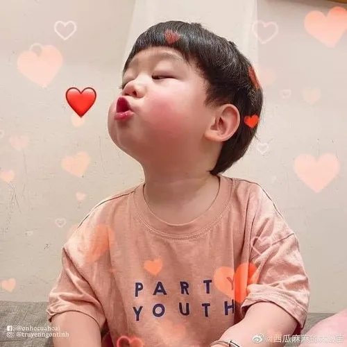 Meme hài bé trai kiểu hôn gió gửi tín hiệu yêu thương