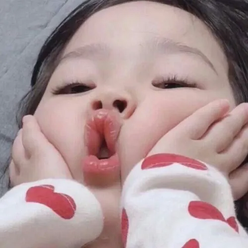 Meme hôn trán trong video Douyin khiến dân mạng tan chảy.