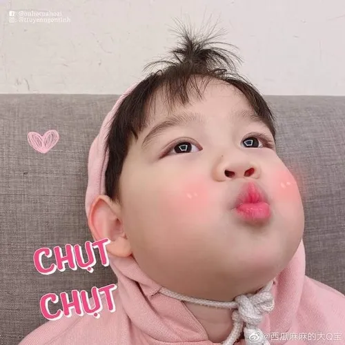 Hình chế em bé môi chúm chím, nhìn là muốn xỉu